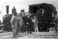Tricase (Lecce) L'On. Codacci Pisanelli fautore delle inaugurande ferrovie Salentine si accinge a percorrerle con la locomotiva di servizio.